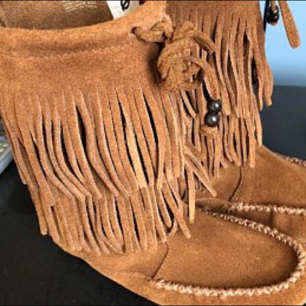 ✨ Minnetonka 2 Tier Fringe Boots